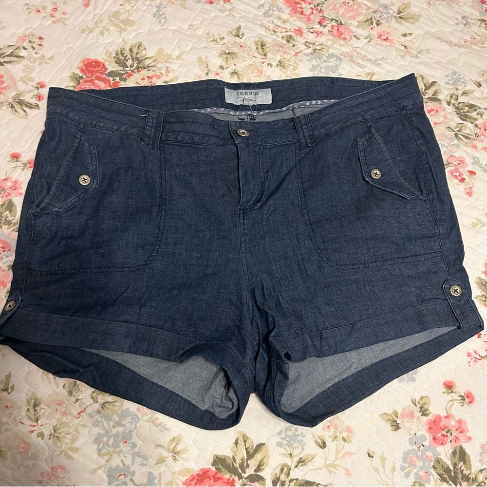 Torrid 16 military short shorts, chambray